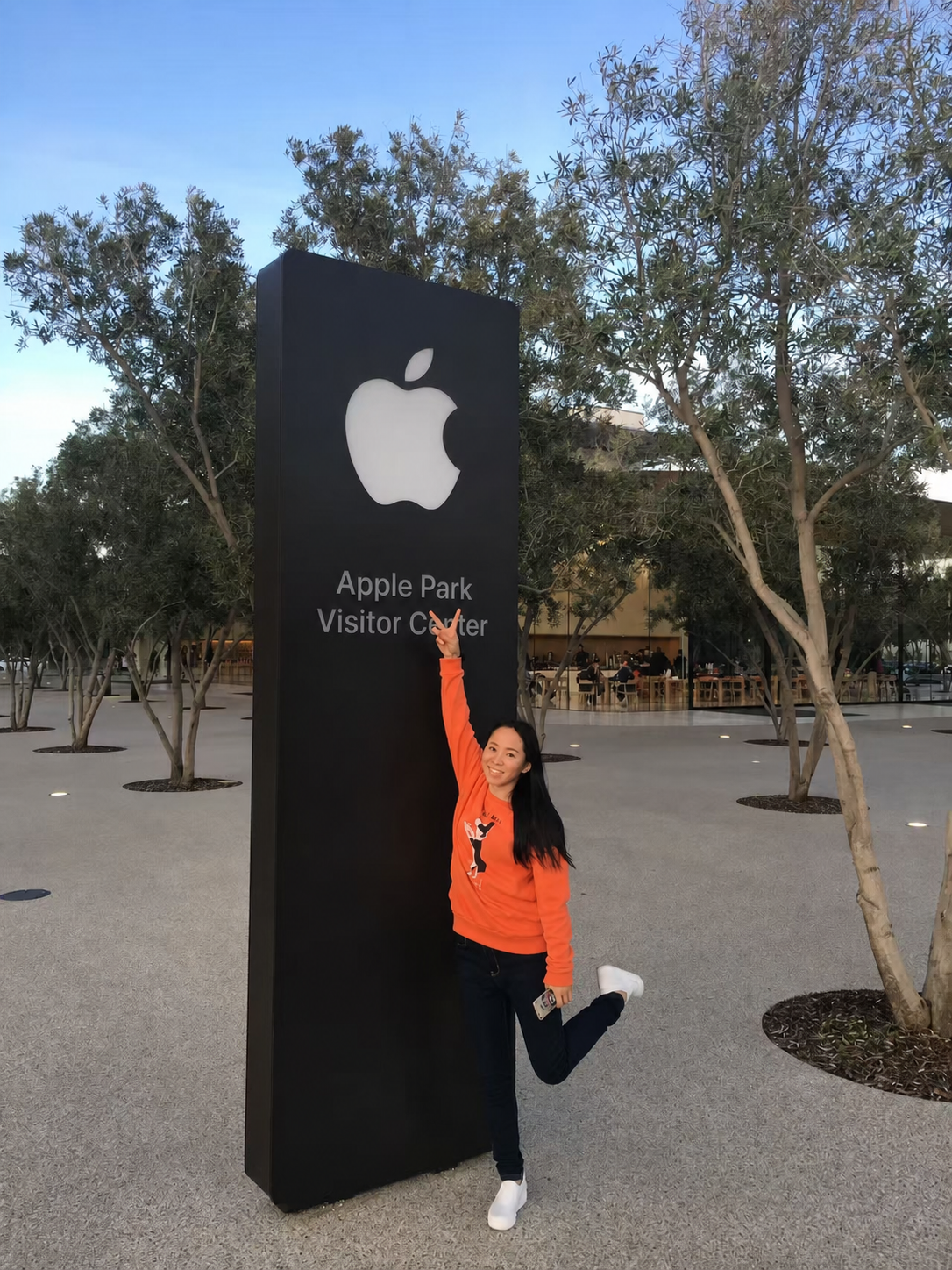 游客在Apple Park访客中心标牌旁留影
